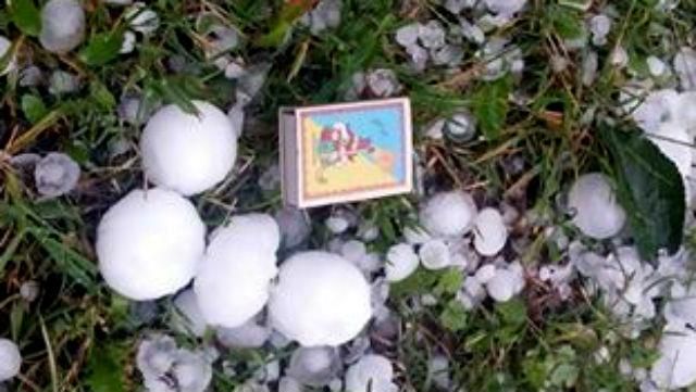 Град, як курячі яйця, побив будинки та машини на Закарпатті Град, як курячі яйця, побив будинки та машини на Закарпатті