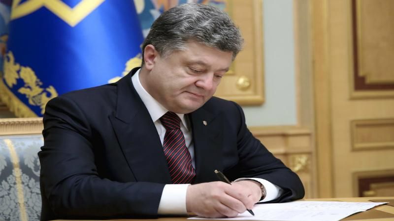 Порошенко офіційно звільнив родичів загиблих учасників АТО від призову