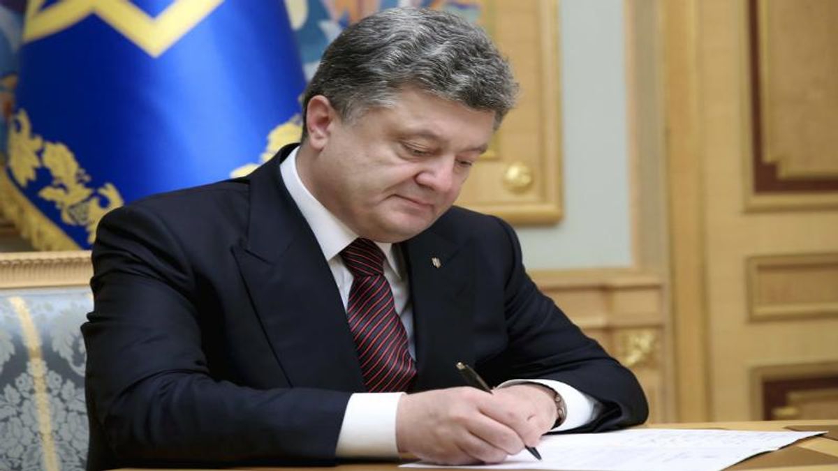 Порошенко офіційно звільнив родичів загиблих учасників АТО від призову Порошенко офіційно звільнив родичів загиблих учасників АТО від призову