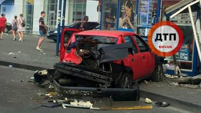 Як авто розтрощило зупинку у Києві: з'явилось відео ДТП Як авто розтрощило зупинку у Києві: з'явилось відео ДТП