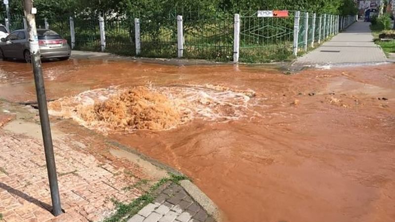 Оранжевое озеро затопило улицы Киева: появились впечатляющие фото