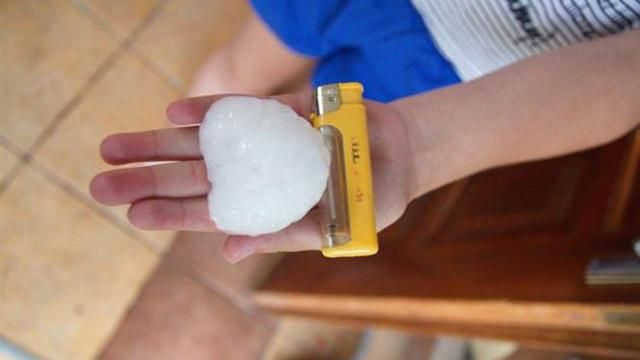 Як град пробиває дахи на Закарпатті: з'явилось приголомшливе відео Як град пробиває дахи на Закарпатті: з'явилось приголомшливе відео