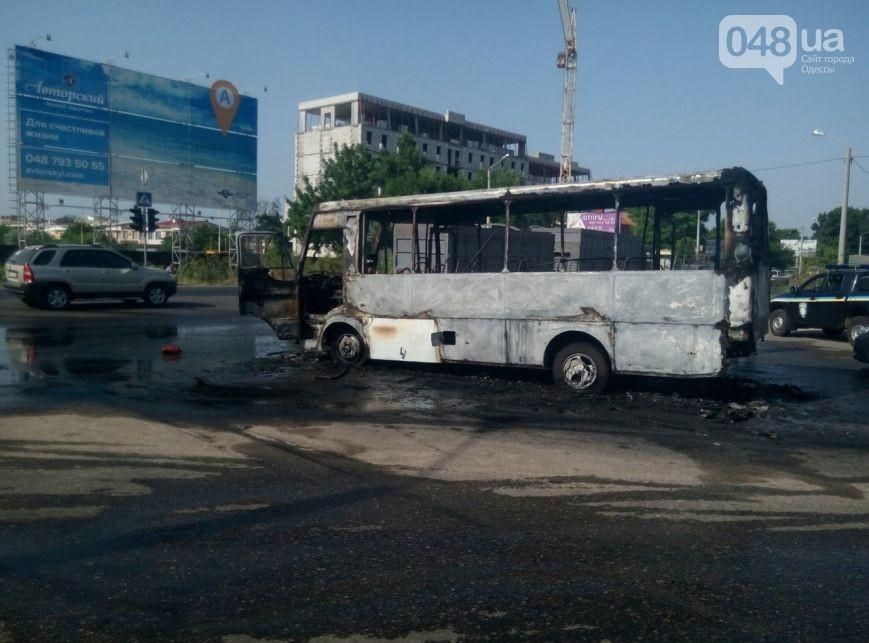Посреди дороги в Одессе дотла сгорел автобус