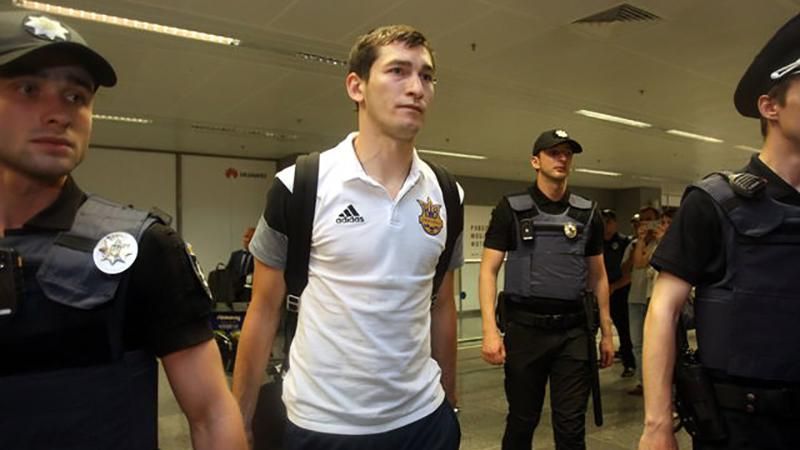 Наедине с голыми стенами и полицией: прилет сборной в Украину Наедине с голыми стенами и полицией: прилет сборной в Украину