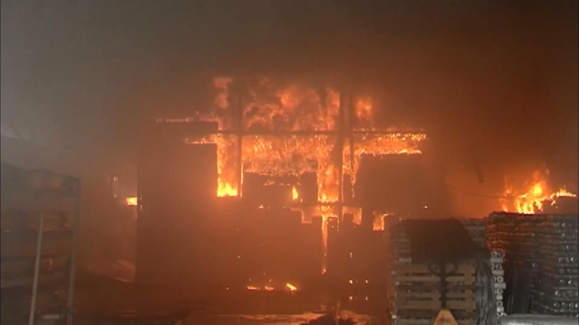 Масштабный пожар в Днипре: 75 огнеборцев тушили пламя