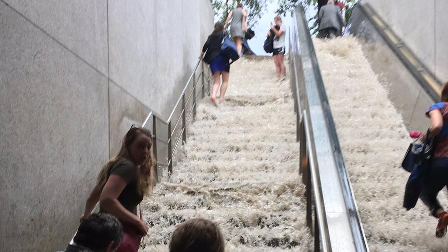 Зливи затопили станцію метро у США Зливи затопили станцію метро у США