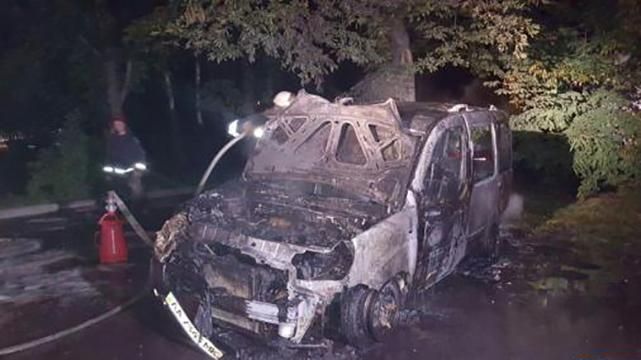 У Києві горіла автостоянка, вогонь знищив 4 машини