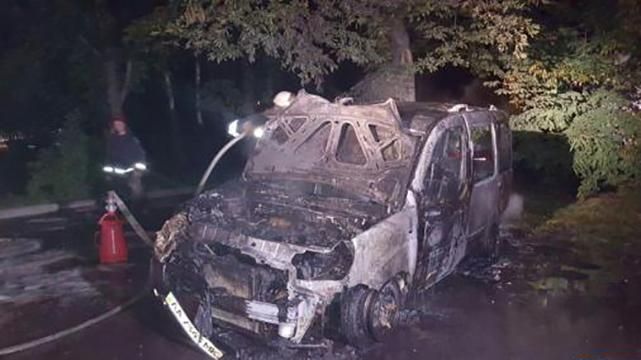 У Києві горіла автостоянка, вогонь знищив 4 машини У Києві горіла автостоянка, вогонь знищив 4 машини