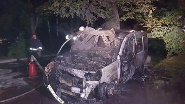 В Киеве горела автостоянка, огонь уничтожил 4 машины