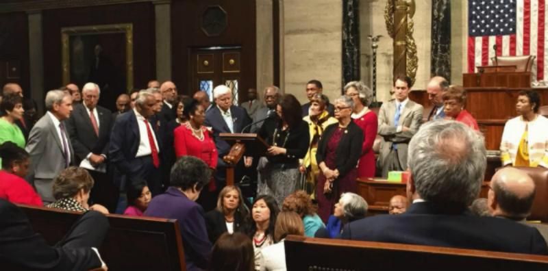 Парализованный Капитолий: конгрессмены США бастуют сидя Парализованный Капитолий: конгрессмены США бастуют сидя