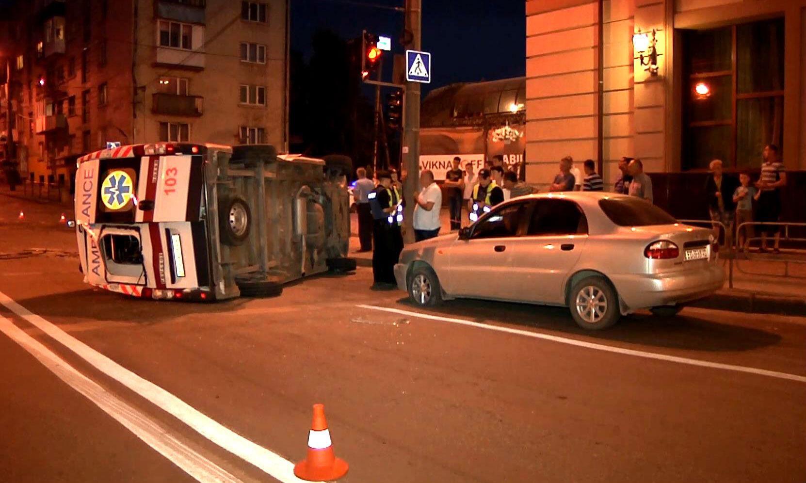 Карета скорой перевернулась в Тернополе Карета скорой перевернулась в Тернополе