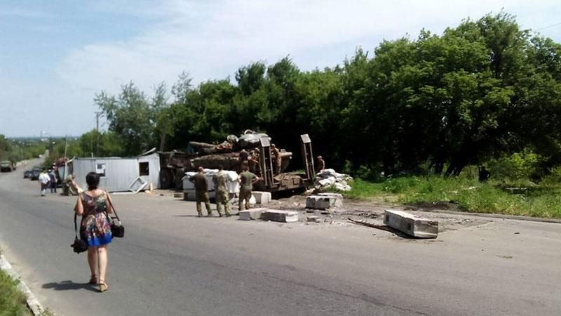Военный тягач в зоне АТО влетел в блокпост: есть погибший Военный тягач в зоне АТО влетел в блокпост: есть погибший