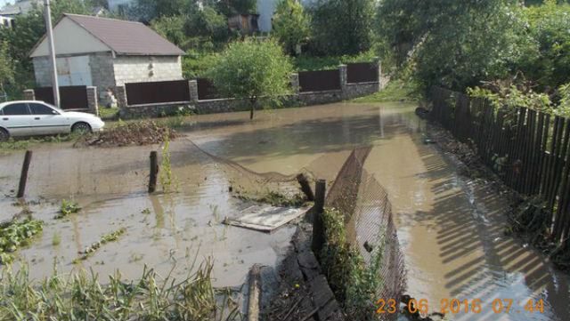 Шторм на Київщині. Вулиці залило водою, пошкоджені дахи будинків