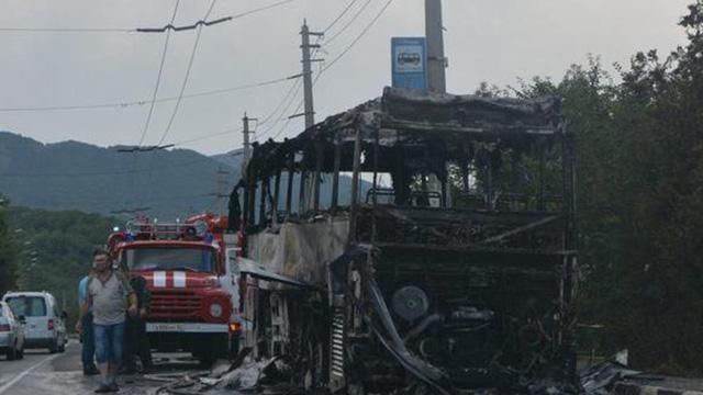 Туристичний автобус згорів дотла у Криму, пасажирами були діти