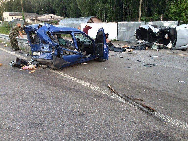 У жахливій аварії на Київщині загинули троє людей (Фото 18+) У жахливій аварії на Київщині загинули троє людей (Фото 18+)