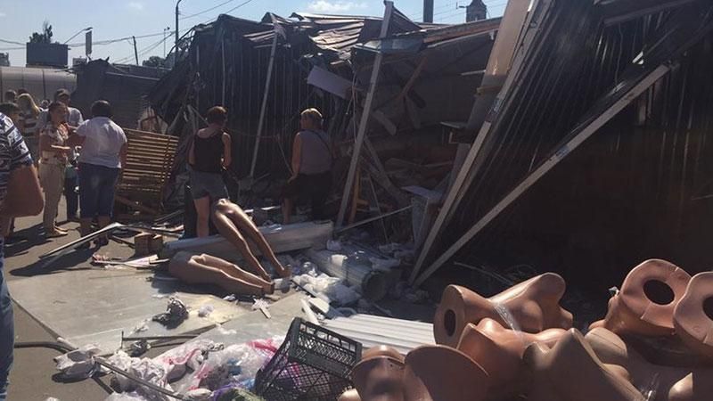 МАФы в Киеве снесли вместе с товарами МАФы в Киеве снесли вместе с товарами