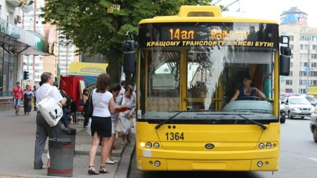 В Киеве на троллейбусной остановке нашли гранату: полиция показала фото