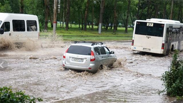 Російське місто пішло під воду: чоловік вільним стилем переплив дорогу Російське місто пішло під воду: чоловік вільним стилем переплив дорогу
