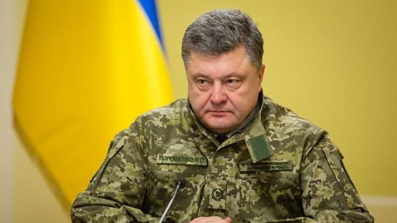 Порошенко на передовій зробив військовим чудовий подарунок Порошенко на передовій зробив військовим чудовий подарунок
