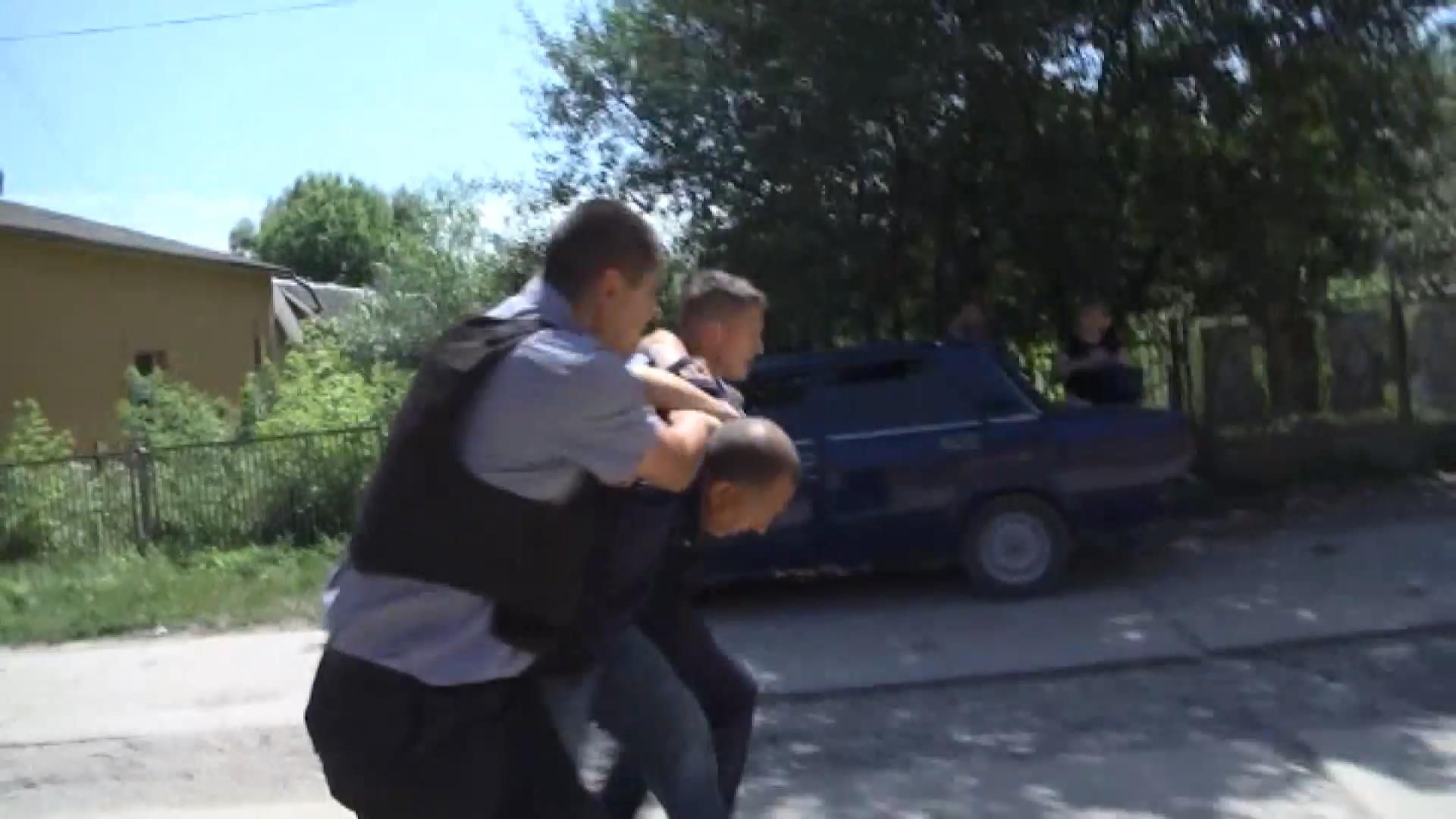 На Тернопільщині підприємець взяв у заручники 4 людей На Тернопільщині підприємець взяв у заручники 4 людей