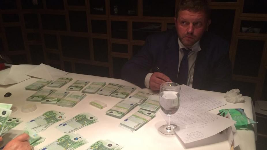 В России на взятке задержали одного из губернаторов В России на взятке задержали одного из губернаторов