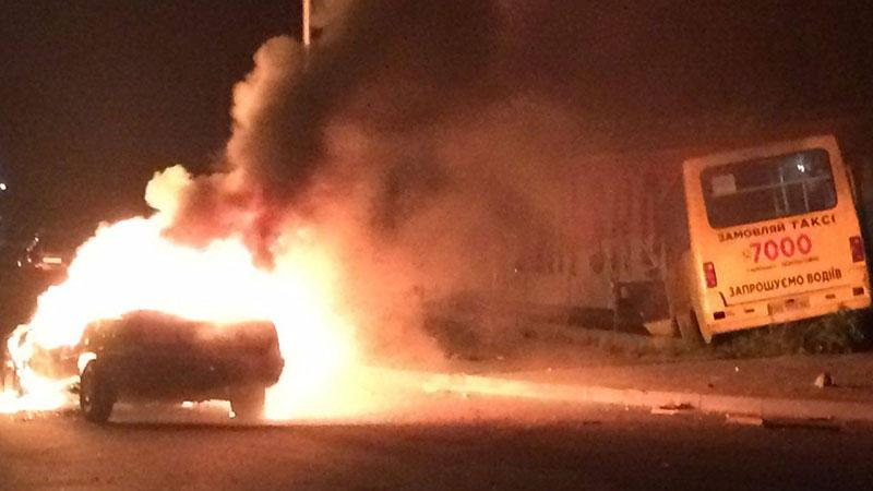 Жуткое ДТП во Львове с участием маршрутки: автомобиль сгорел дотла