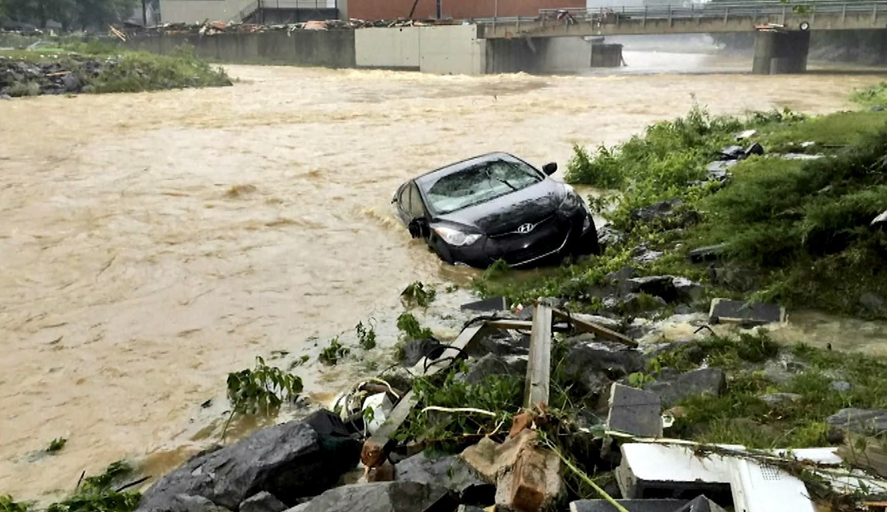 Страшное наводнение в США унесло жизни несколько десятков человек