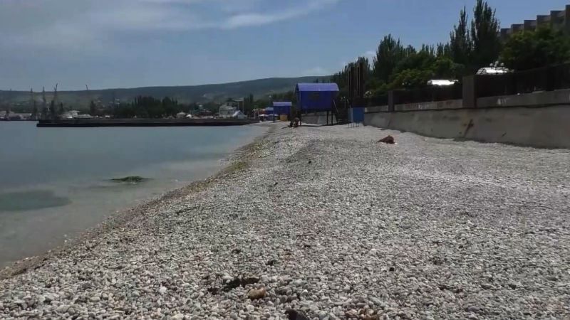 Розпал туристичного сезону: журналісти показали порожні пляжі в Феодосії 