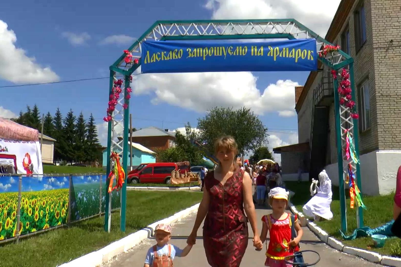 Народные гуляния ко Дню Конституции начались в Сумах Народные гуляния ко Дню Конституции начались в Сумах