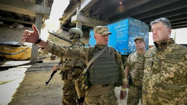 Під час поїздки на передову Порошенко потрапив під обстріл Під час поїздки на передову Порошенко потрапив під обстріл