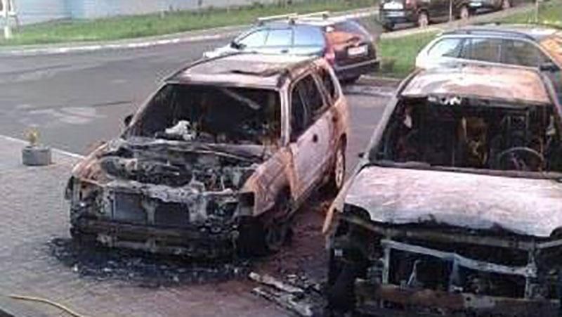 Два дорогі позашляховики згоріли в Києві Два дорогі позашляховики згоріли в Києві