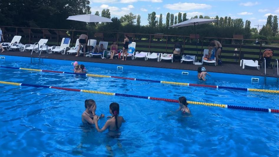 Порятунок від спеки: великий відкритий басейн з'явився в центрі Києва Порятунок від спеки: великий відкритий басейн з'явився в центрі Києва