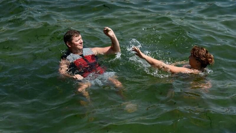 Ляшко "застукали" на море во время отдыха Ляшко "застукали" на море во время отдыха