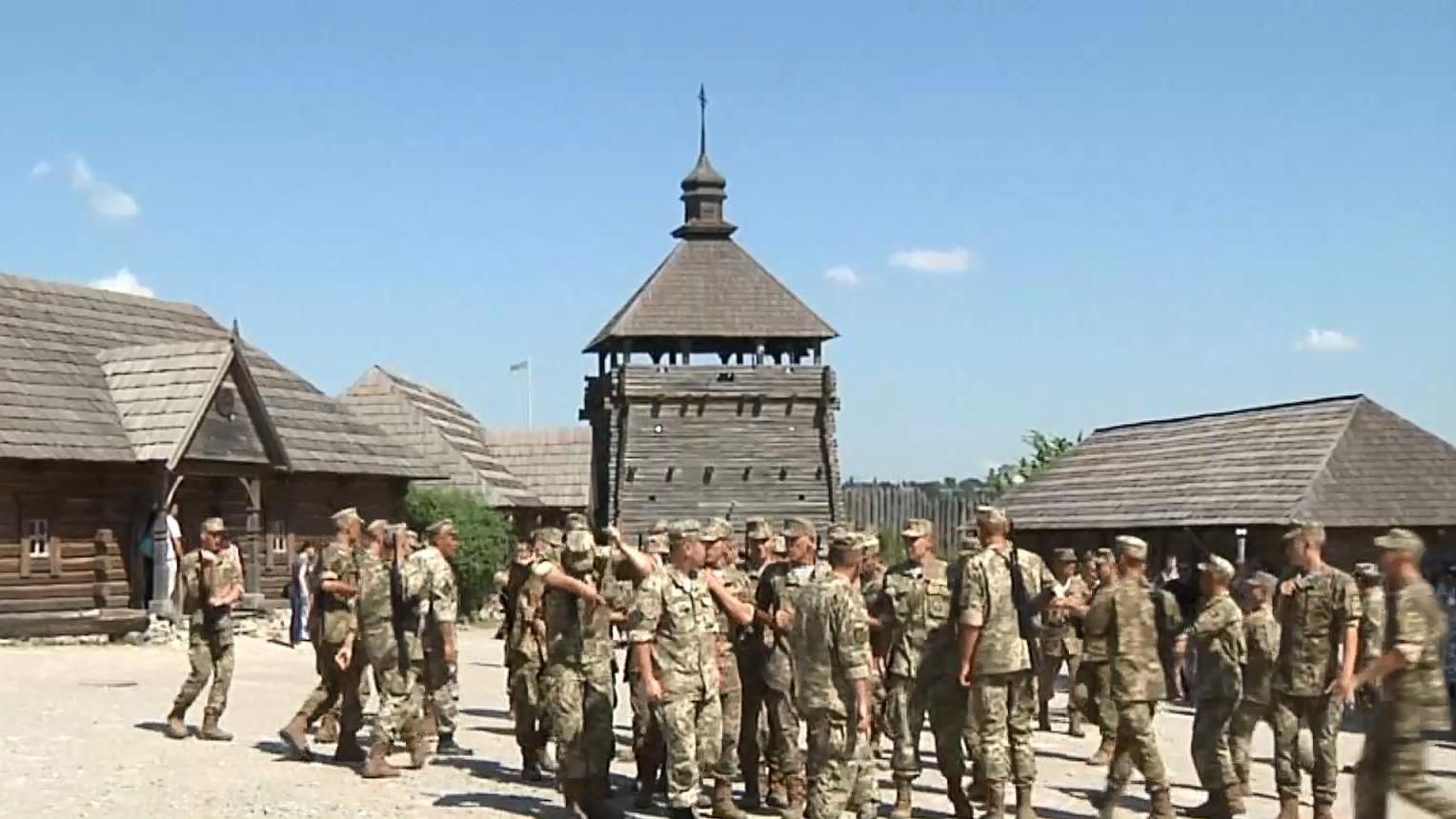 По казацким традициям: украинские военные приняли присягу на Хортице