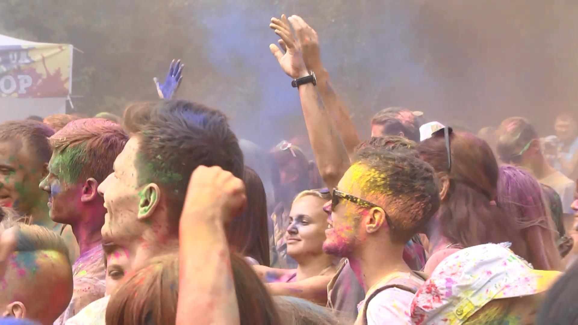 Праздник ярких красок и веселья: фестиваль Холи в Киеве