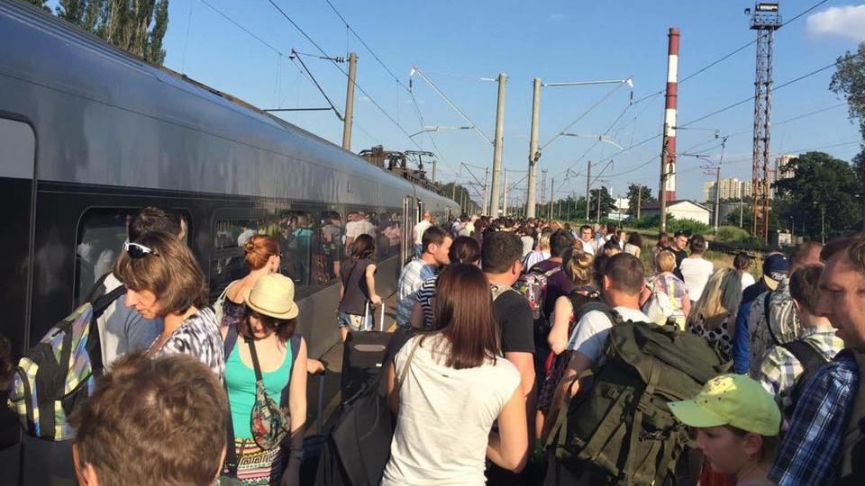 "Інтерсіті" поламався через пасажирів у Києві 