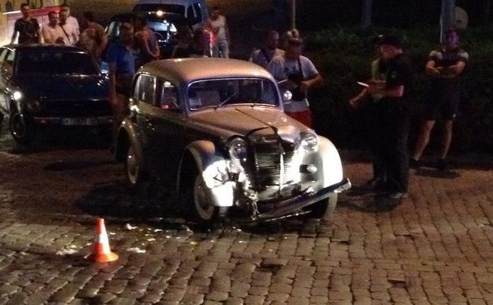 Необычное ДТП в Черновцах: в аварию попал раритетный автомобиль Необычное ДТП в Черновцах: в аварию попал раритетный автомобиль