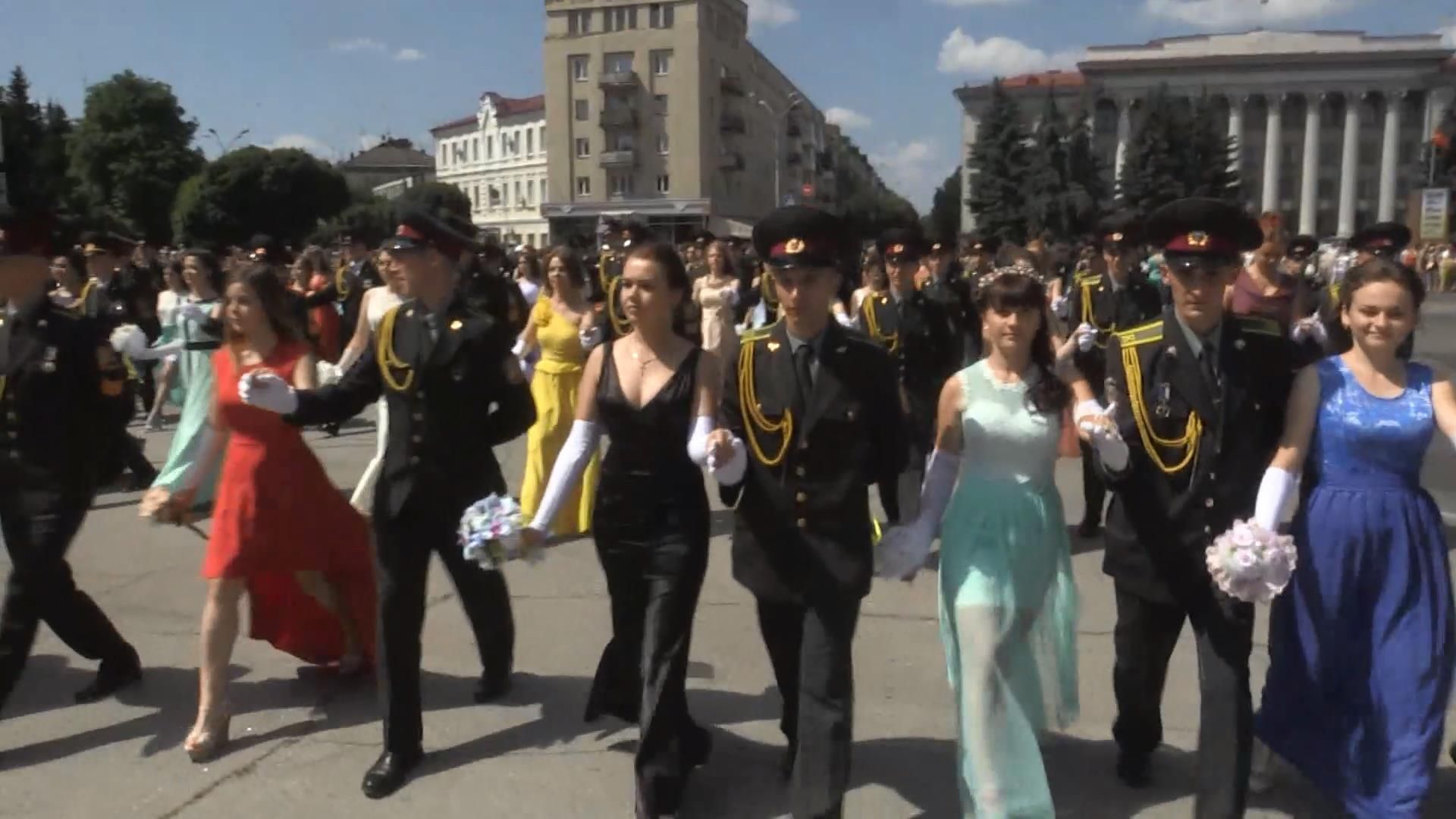 Необычное действо в Житомире: офицерский бал в центре города