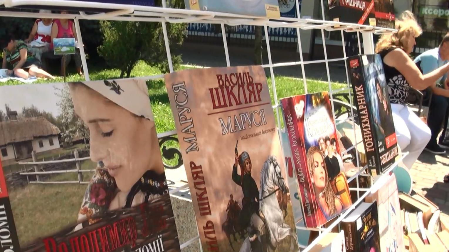 Бібліотека просто неба: в Черкасах книгозбірню облаштували у сквері Бібліотека просто неба: в Черкасах книгозбірню облаштували у сквері