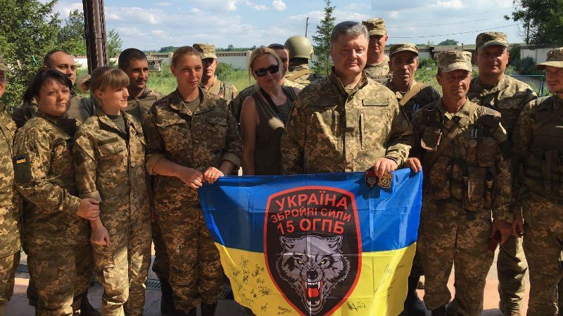 Волонтер пояснив, чому Порошенко насправді приїхав на фронт Волонтер пояснив, чому Порошенко насправді приїхав на фронт