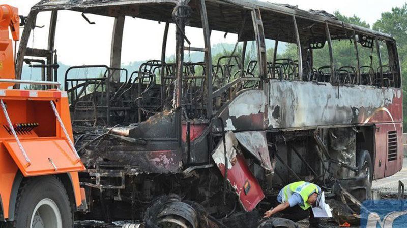Туристичний автобус разом з 35 людьми згорів у Китаї