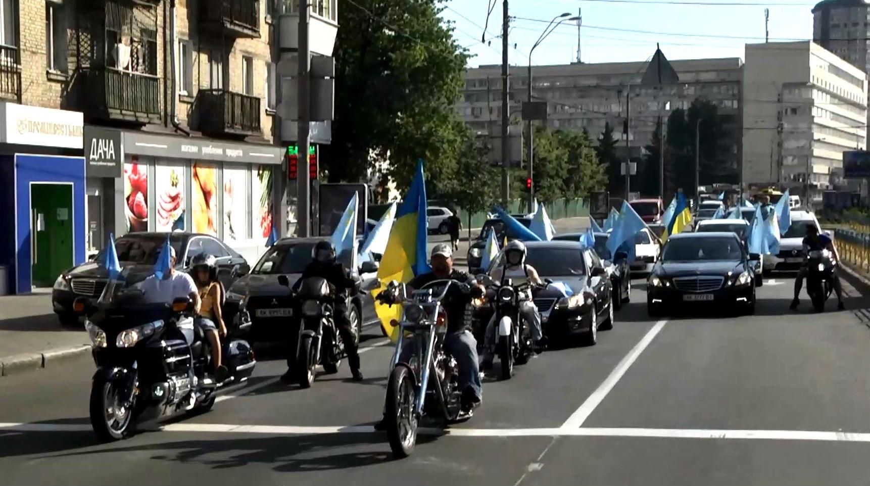 Автопробег с флагом крымских татар состоялся в Киеве