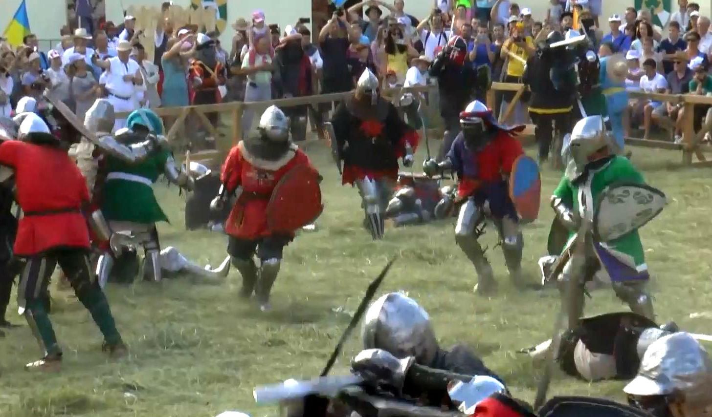 Жорстокі бої та справжні лицарі: середньовічне свято проходить на Сумщині
