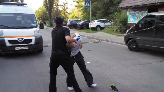 П'янючий водій збив дитину: від самосуду людей його врятувала поліція П'янючий водій збив дитину: від самосуду людей його врятувала поліція