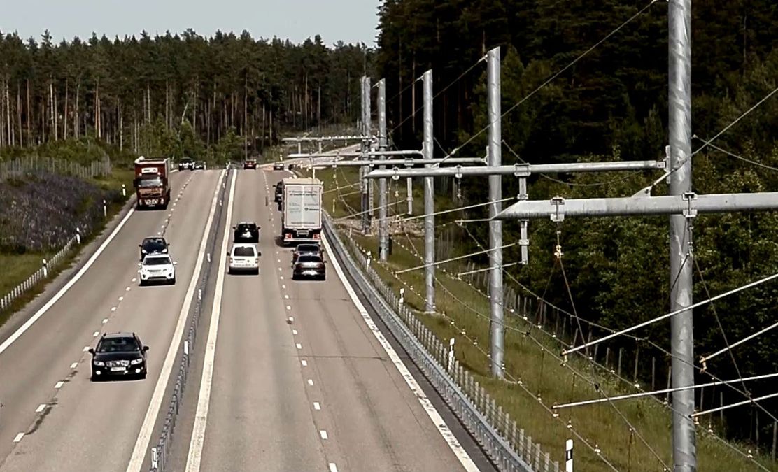 Першу у світі електродорогу для вантажівок тестують у Швеції Першу у світі електродорогу для вантажівок тестують у Швеції
