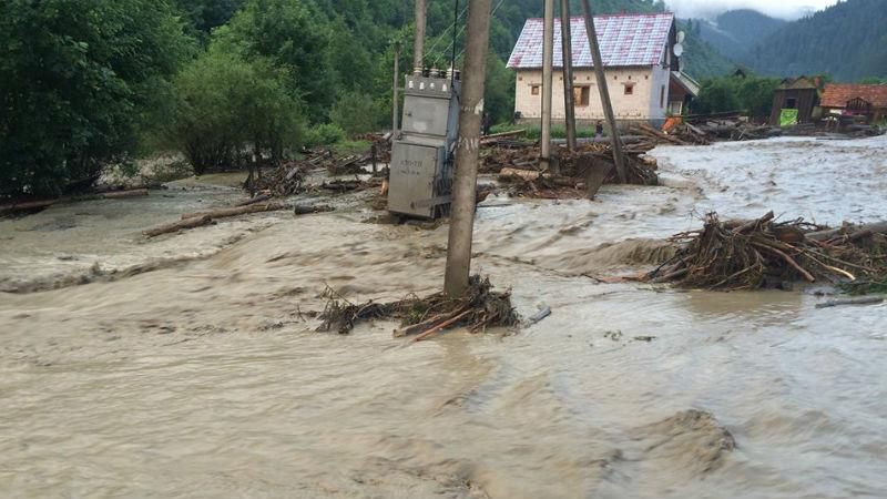 Сильная вода пришла в Закарпатье: повреждены дома, села остались без света