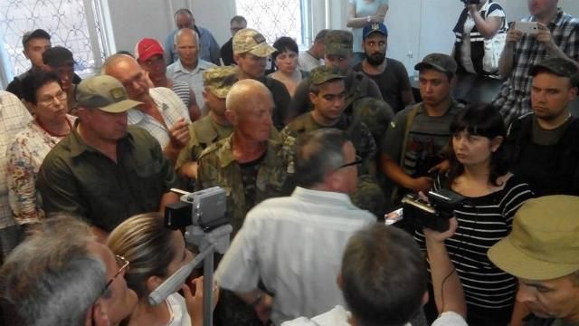 У Маріуполі сутички в суді у справі про гучне вбивство СБУшника У Маріуполі сутички в суді у справі про гучне вбивство СБУшника