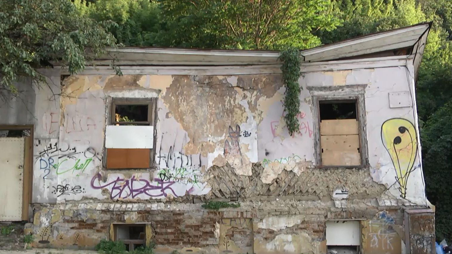 Кто отвечает за дома в Киеве, которые падают на головы прохожим