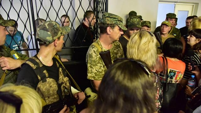 Після скандалів і сутичок у Маріуполі залишили під арештом підозрюваних у вбивстві СБУшника Після скандалів і сутичок у Маріуполі залишили під арештом підозрюваних у вбивстві СБУшника