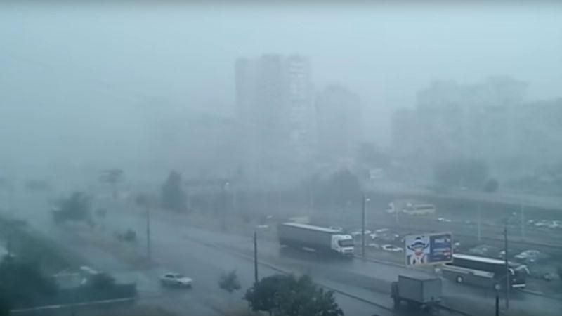 Потужна злива за кілька хвилин перетворила київську Троєщину на річку